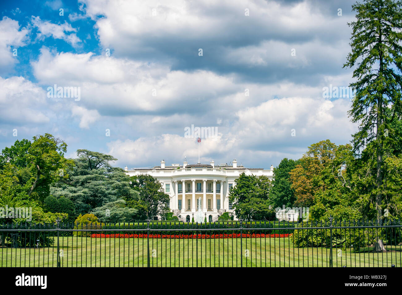 Scenic summer view del South Lawn con il portico iconica della Casa Bianca a Washington DC, Stati Uniti d'America Foto Stock