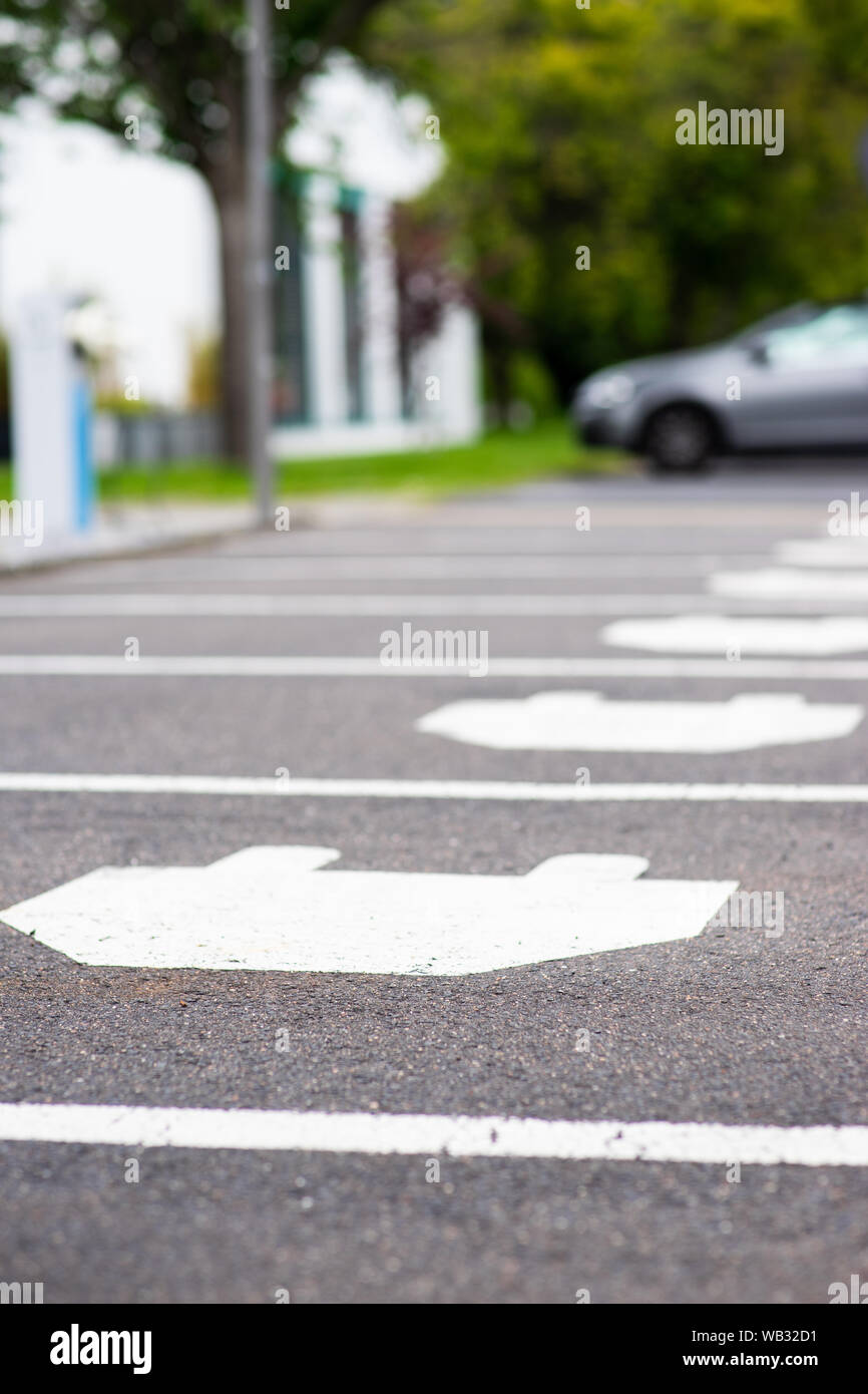 Il simbolo di parcheggio per le auto elettriche, indicando le stazioni di ricarica a Colonia, in Germania. Foto Stock