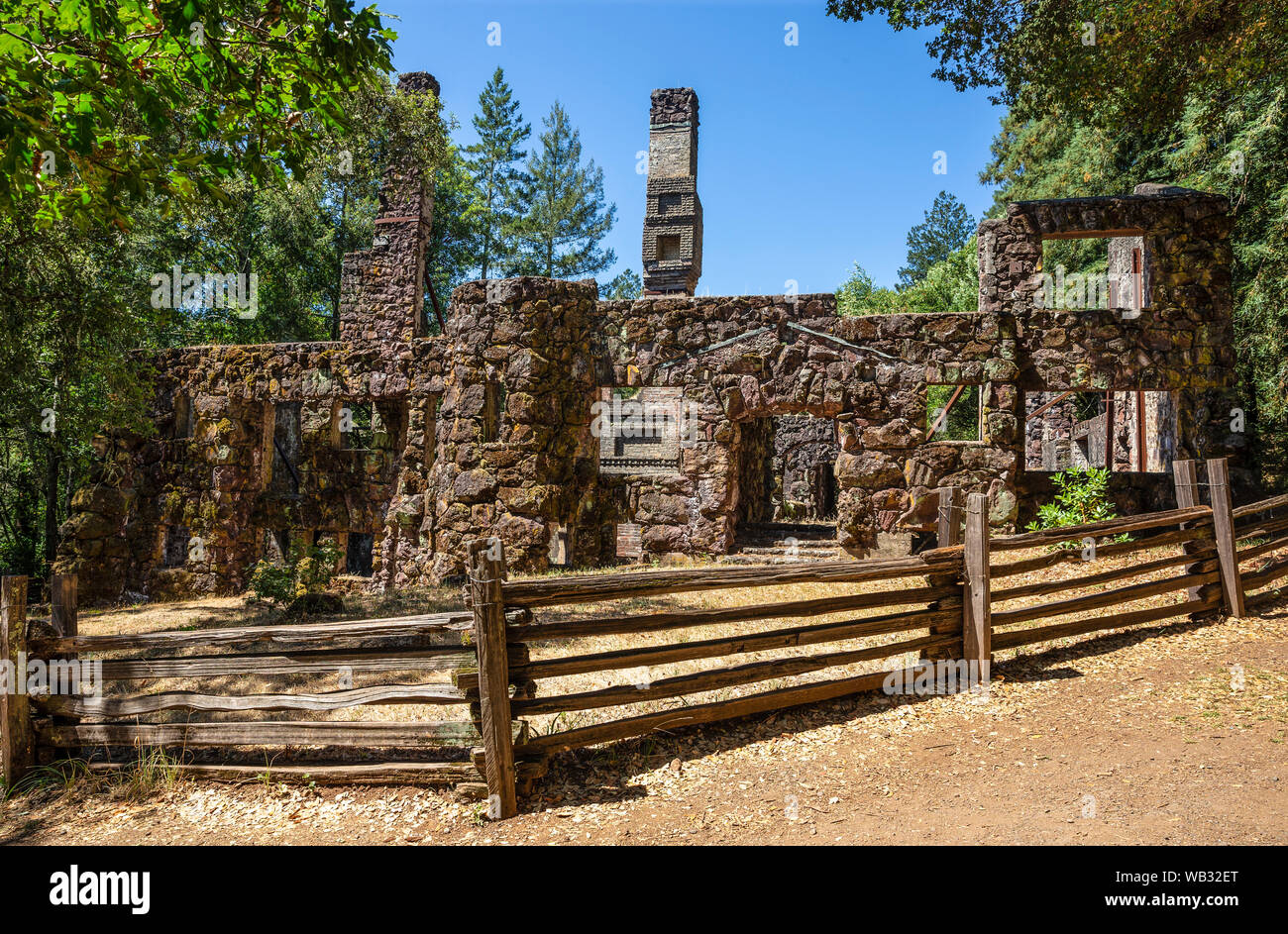 Glen Ellen, CA - Agosto 15, 2019: una vista di Jack London Casa Wolf. Il 26-room mansion bruciato il 22 agosto 1913, giorni prima che lo scrittore era supose Foto Stock