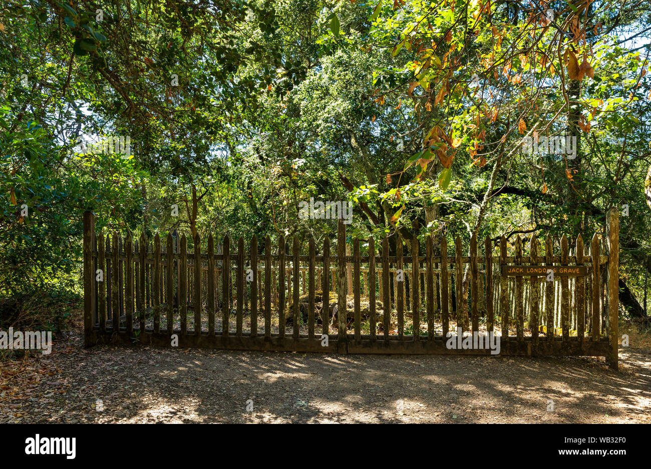 Glen Ellen, CA - Agosto 15, 2019: una vista di Jack London la tomba di Glen Ellen, California Foto Stock