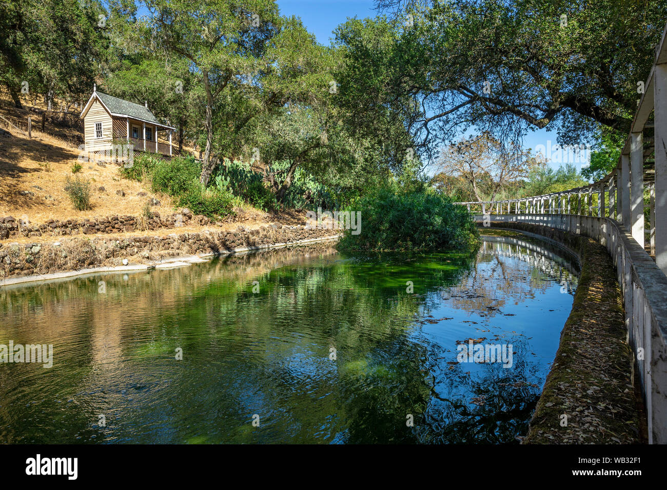 Una vista del serbatoio e Eremo o Napoleone's Cottage in generale della Vallejo Lachryma Montis Estate in Sonoma. Il cottage è stato usato dal generale Va Foto Stock