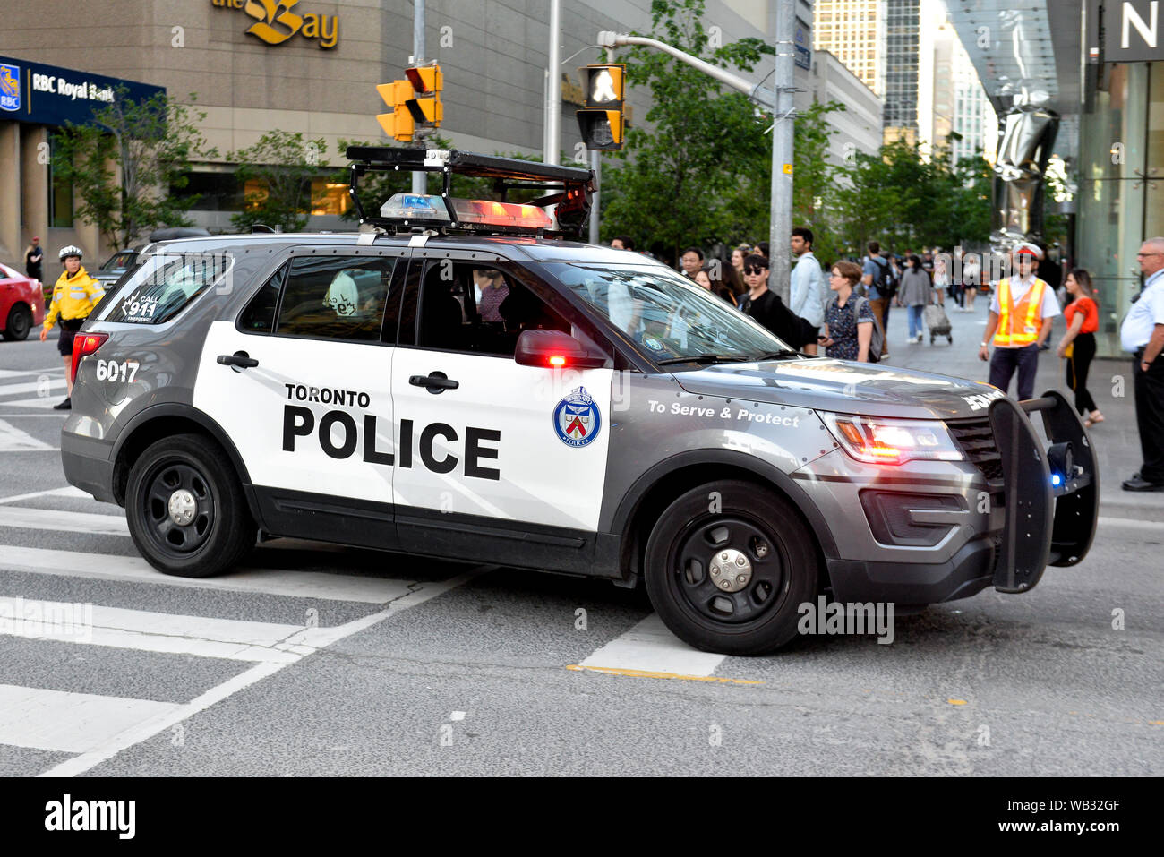 Toronto, ON, Canada - 21 giugno 2019: auto della polizia durante la dimostrazione della strada di Toronto a Trans Marzo e orgoglio al mese. Foto Stock