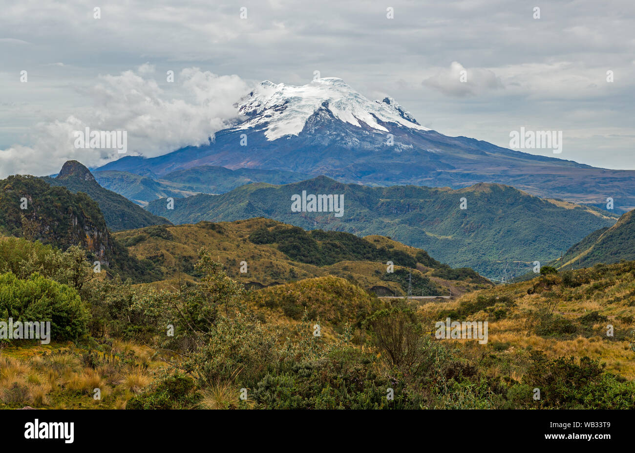 Paesaggio con il picco del vulcano Artisana con neve e ghiaccio internamente Antisana riserva ecologica nella Cordigliera delle Ande vicino a Quito, Ecuador. Foto Stock