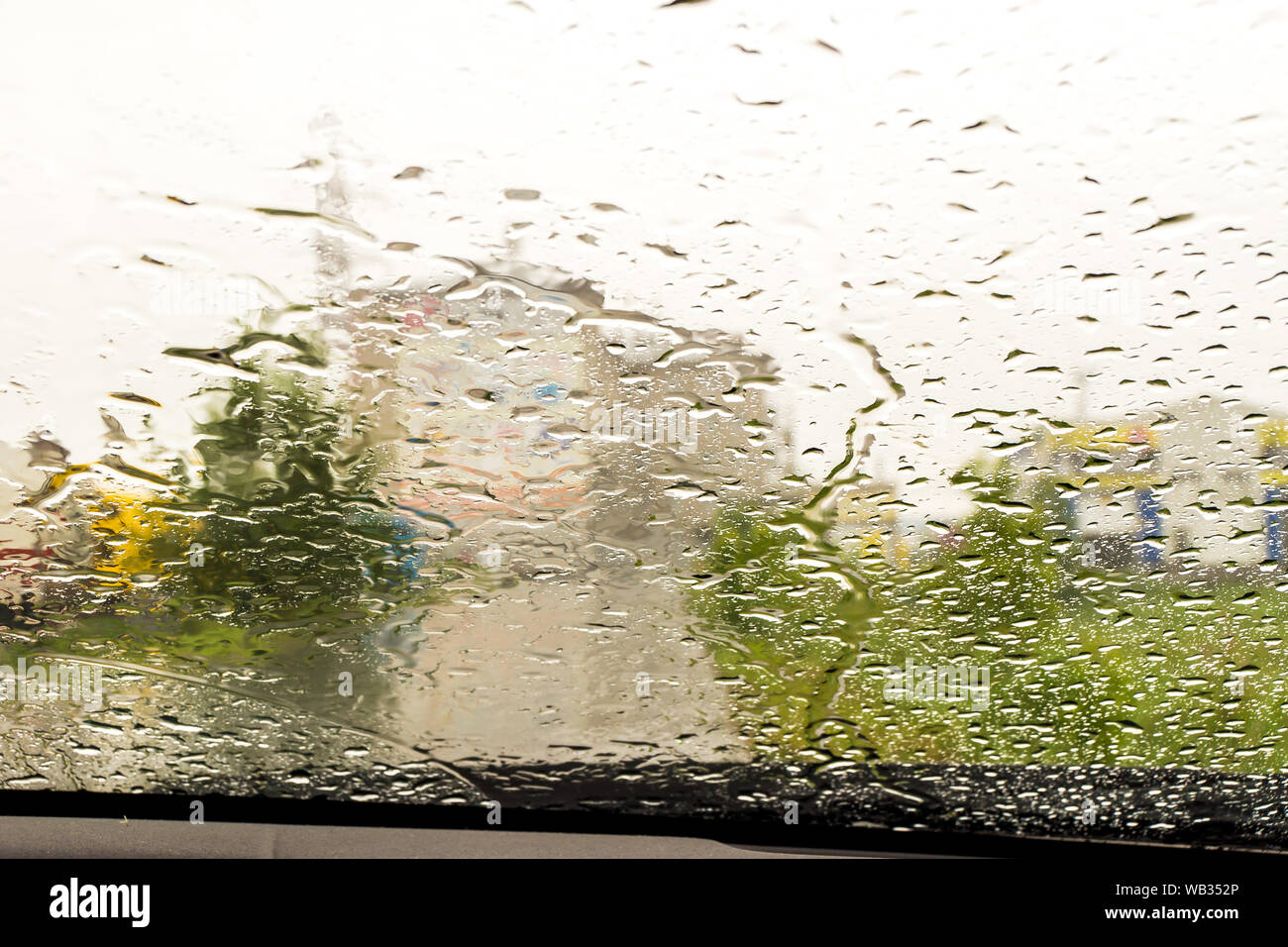 Heavy Rain al di fuori della finestra di auto, il fuoco selettivo Foto Stock