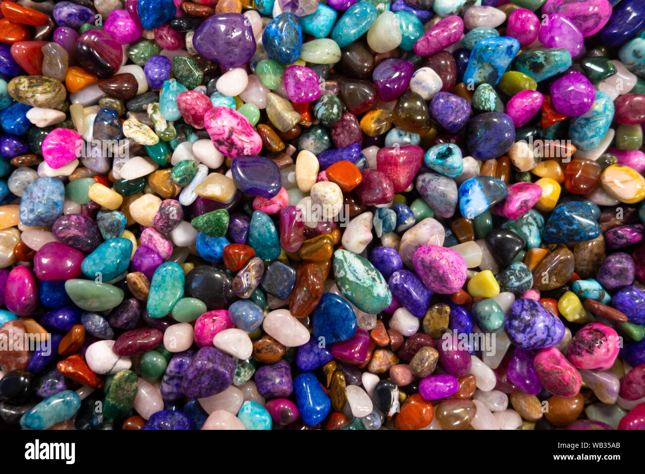 Una grande quantità di colorati sfondo di pietre lucidate Foto Stock