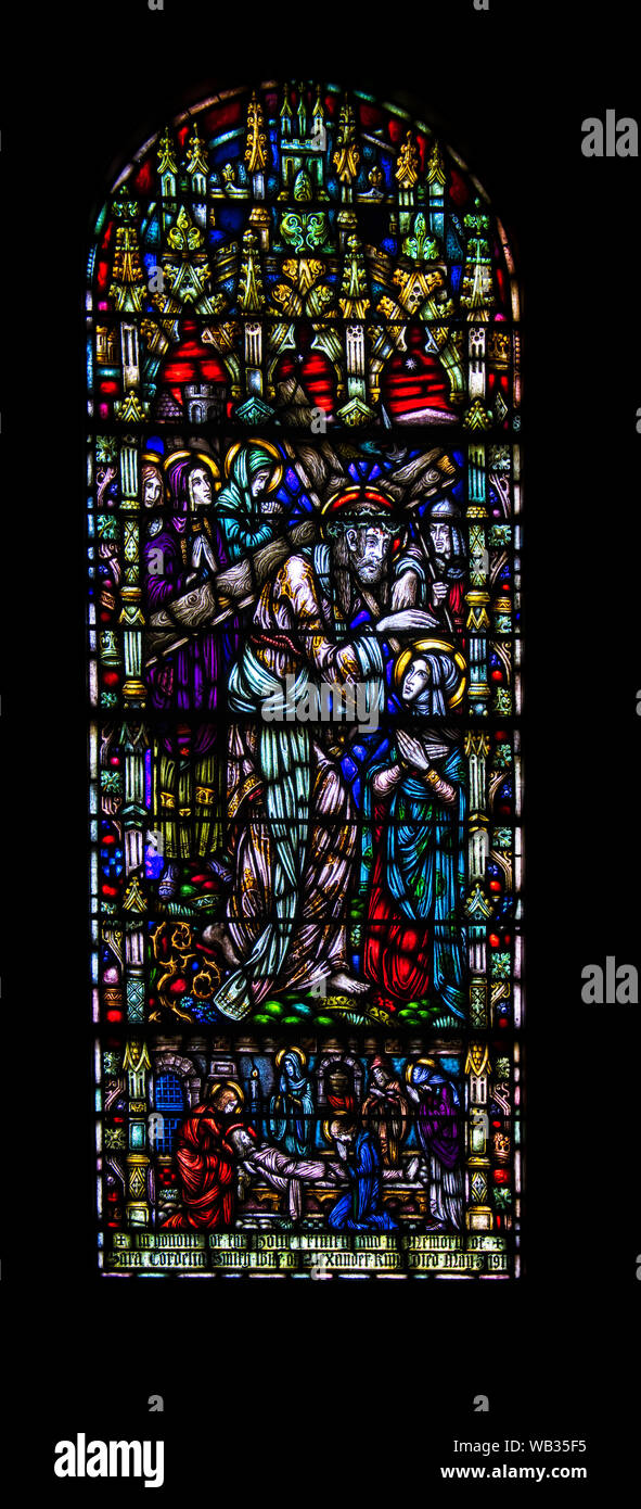 Un ornato, colorata vetrata nel East Liberty Chiesa Presbiteriana, altrimenti noto come la Cattedrale di speranza, East Pittsburgh, PA Foto Stock