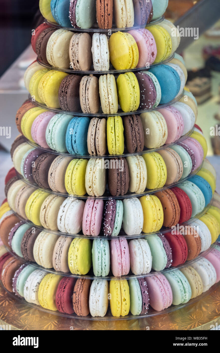 Amaretti in tutti i colori e i sapori sono disposti in una forma ad albero per visualizzare in una finestra di panetteria. Foto Stock