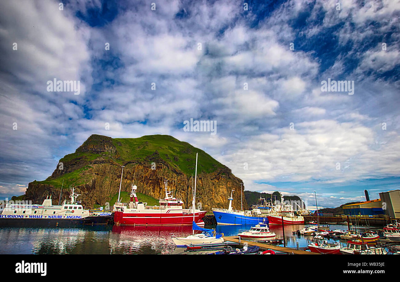 Queste barche da pesca sono ormeggiate presso il porto di lavoro della piccola cittadina di Heimaey, Islanda. Foto Stock