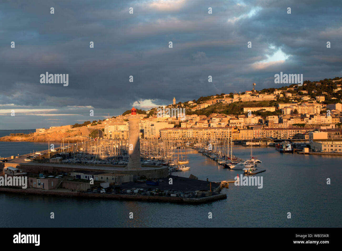 Sunrise mette una candela di oltre il porto di Sete, Francia Foto Stock