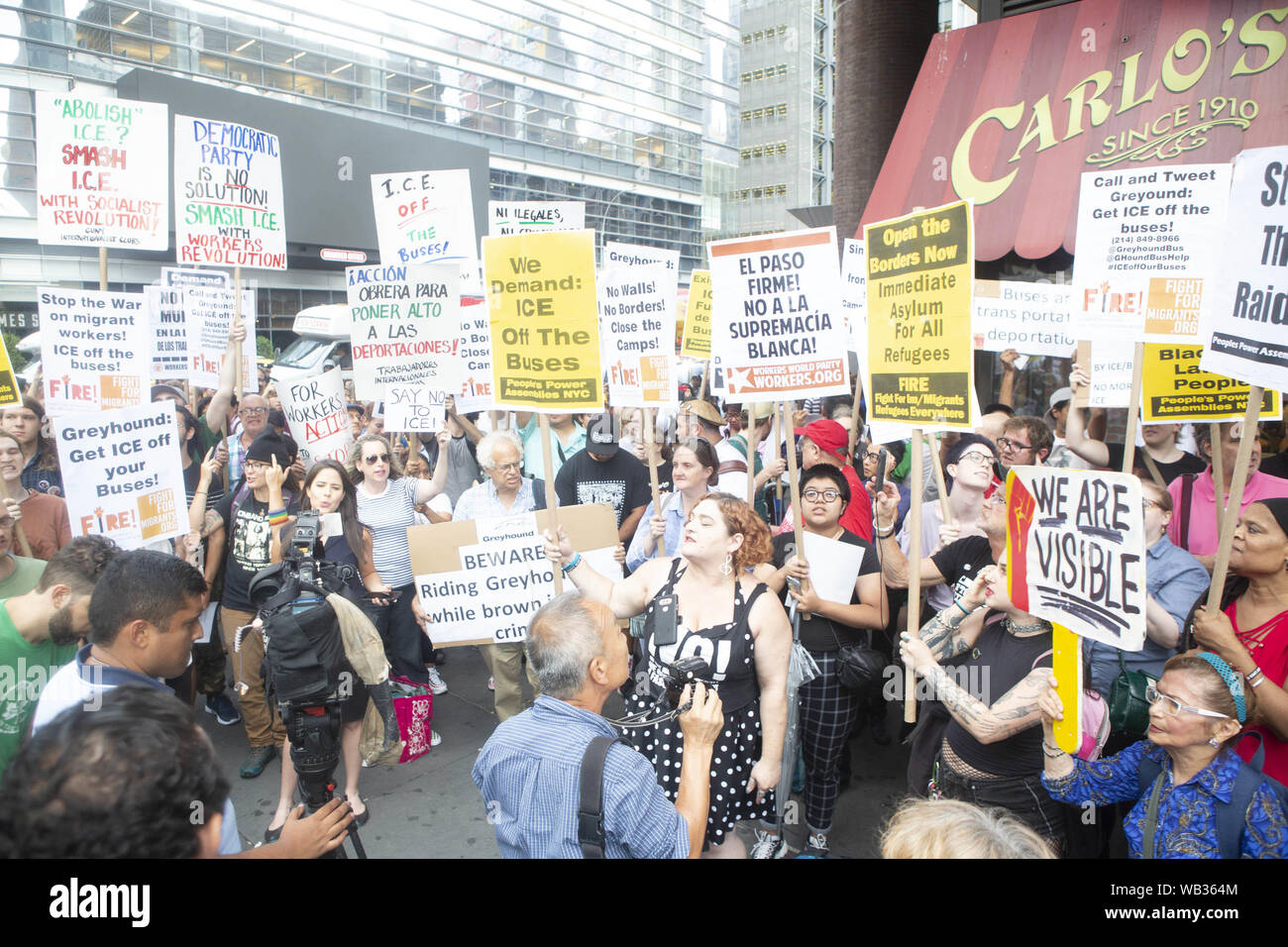 Agosto 23, 2019: dimostranti si sono mostrati per protestare contro il Greyhound Corporation e ghiaccio (Immigrazione e Dogana applicazione) al Port Authority Bus Terminal sulla 42th e 8th Avenue in New York New York. Un centinaio di attivisti provenienti da una coalizione di gruppi compresi incendi (Lotta di immigrati rifugiati ovunque) hanno protestato Greyhound consentendo agli agenti di ghiaccio a bordo delle loro autobus 'ricerca per migranti,'' funzionari di detto credito: Brian ramo Prezzo/ZUMA filo/Alamy Live News Foto Stock