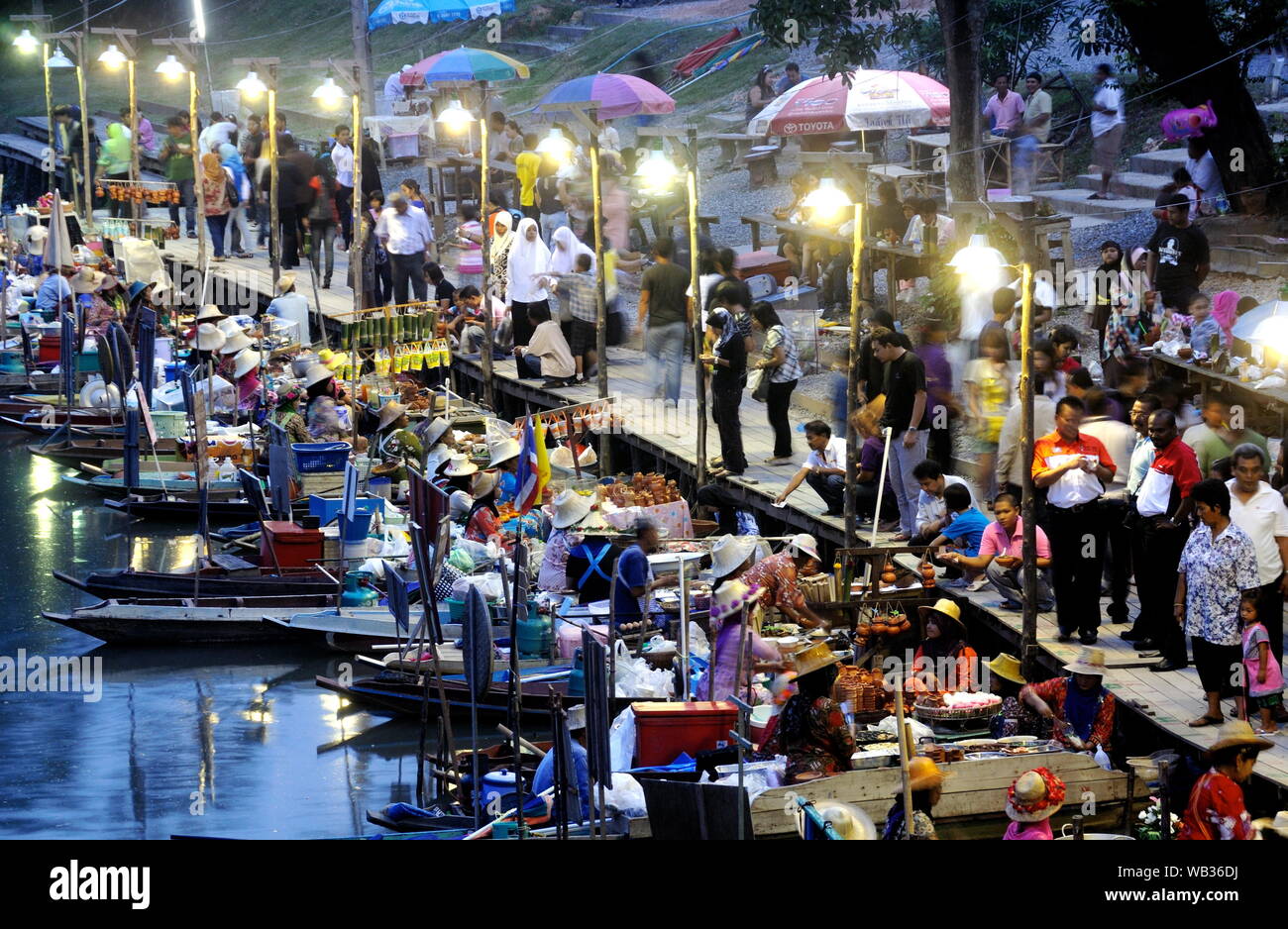 Vista generale del Khlong Hae mercato galleggiante al tramonto Foto Stock