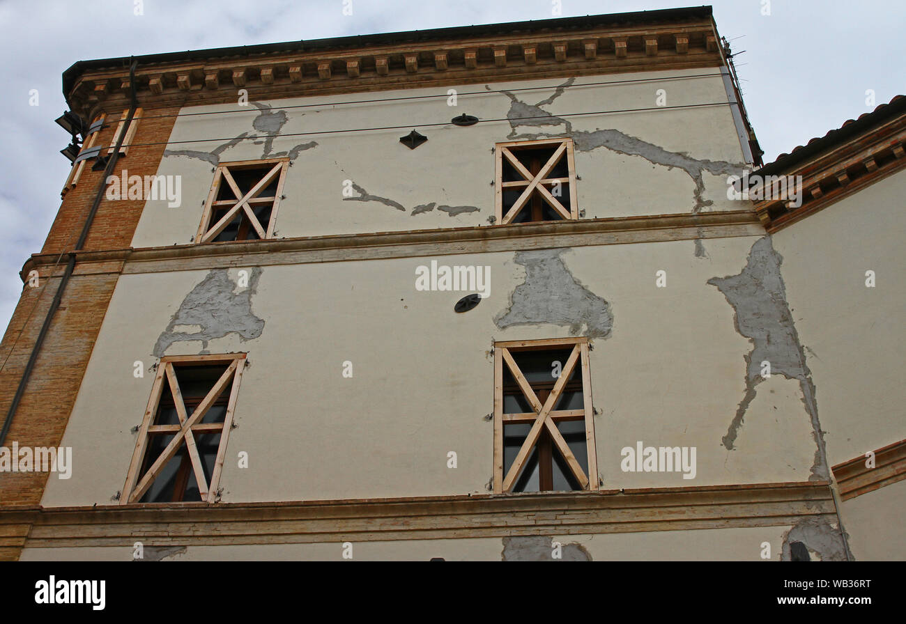 Terremoto edificio danneggiate con puntellare di windows nel villaggio di Castelraimondo in Italia centrale 3 anni dopo i terremoti nel 2016 e 2017 Foto Stock