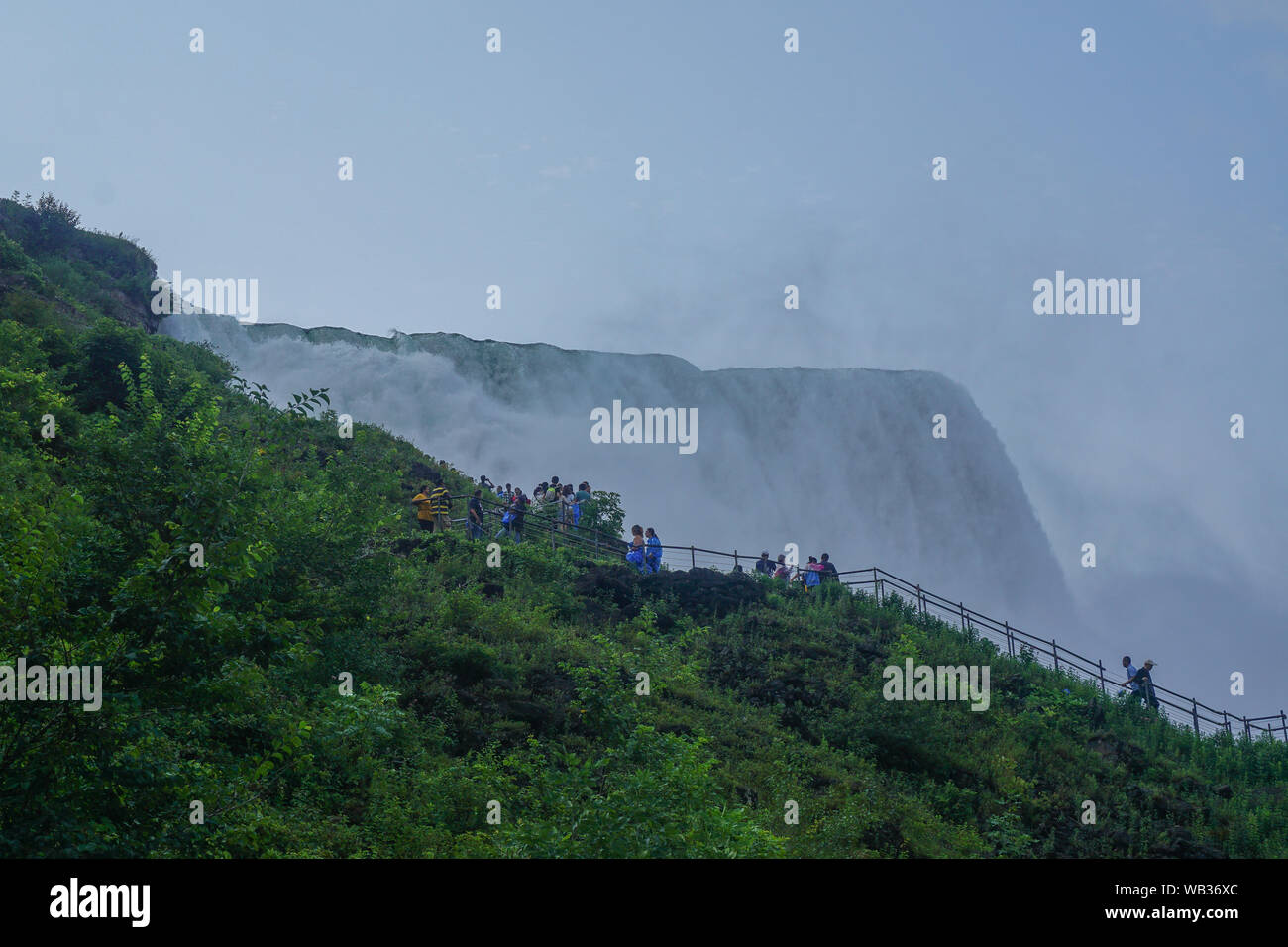 Niagara Falls, NY: turisti salire le scale sulla prospettiva punto per ottenere una vista ravvicinata delle cascate Americane. Foto Stock