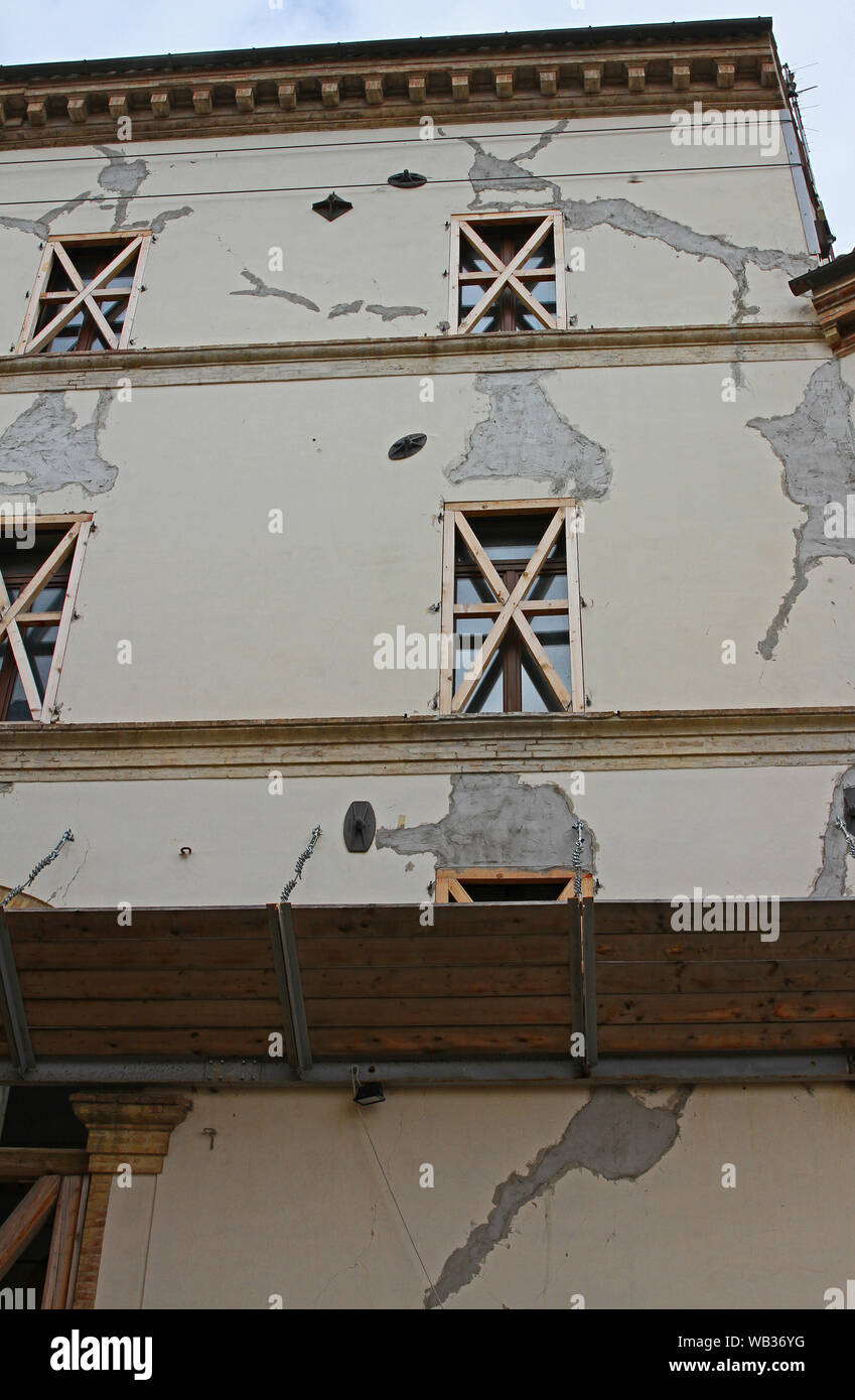 Terremoto edificio danneggiate con puntellare di windows nel villaggio di Castelraimondo in Italia centrale 3 anni dopo i terremoti nel 2016 e 2017 Foto Stock
