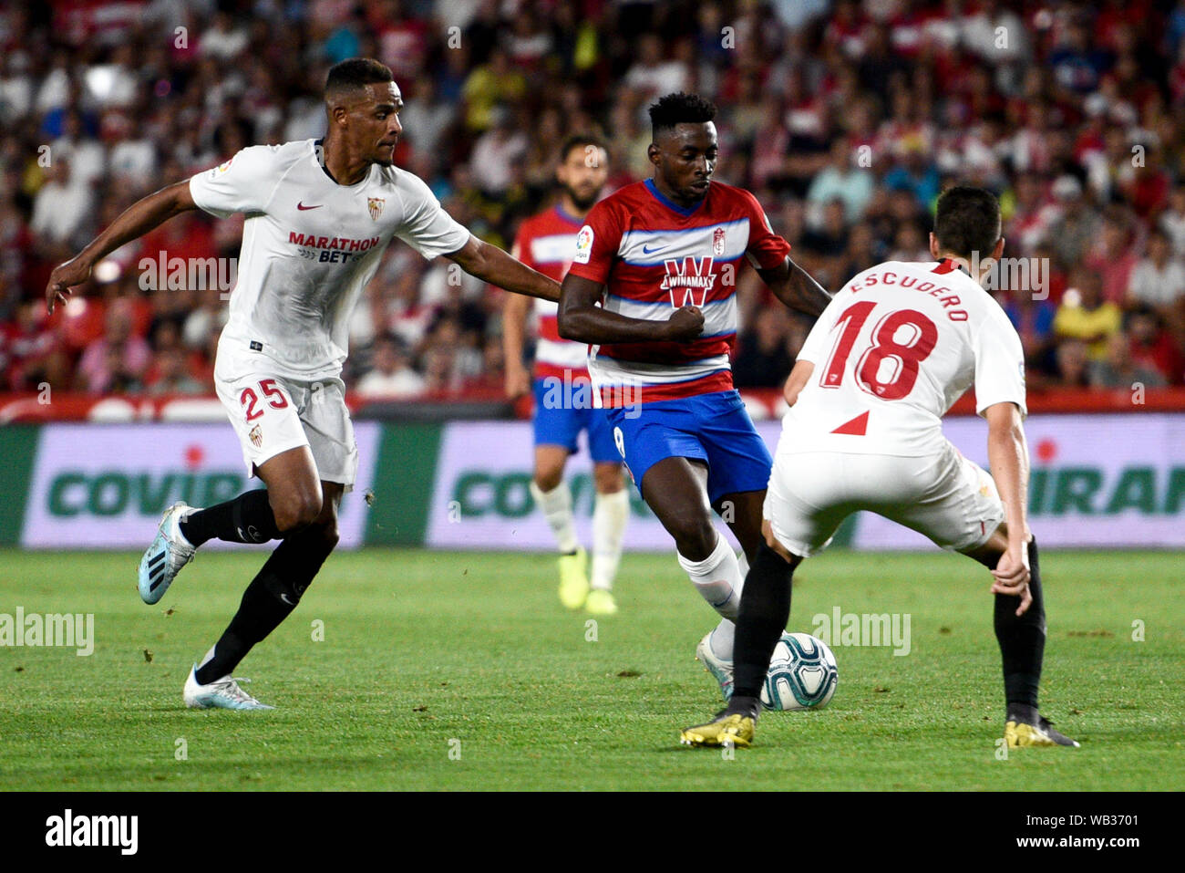 Granada CF player, Yan Eteki in azione durante la Liga Santander corrispondono tra Granada CF e Sevilla FC. (Punteggio finale: Granada CF 0:1 Sevilla FC) Foto Stock