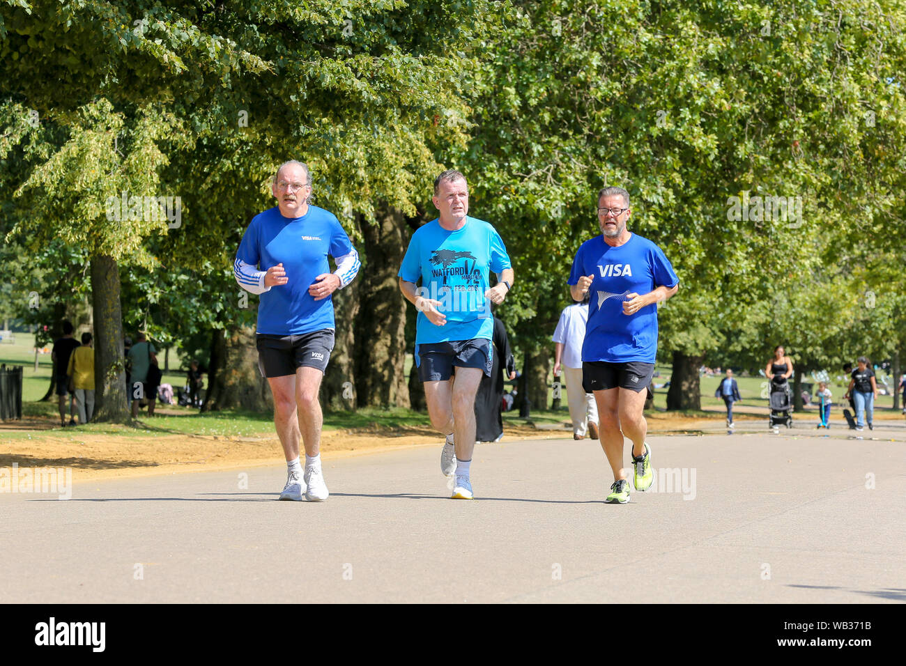 Persone jog ad Hyde Park su un soleggiato e caldo giorno a Londra.Met Office prevede che le temperature saliranno a circa 33 gradi centigradi per tutto il weekend, che potrebbe distruggere gran bretagna il record per il più caldo di sempre a Ferragosto. La corrente massima temperatura sul record per il mese di agosto lunedì festivo è 28.2C a Holbeach, Lincolnshire nel 2017. Foto Stock Persone jog ad Hyde Park su un soleggiato e caldo giorno a Londra.Met Office prevede che le temperature saliranno a circa 33 gradi centigradi per tutto il weekend, che potrebbe distruggere gran bretagna il record per il più caldo di sempre a Ferragosto. La corrente massima temperatura sul record per il mese di agosto lunedì festivo è 28.2C a Holbeach, Lincolnshire nel 2017. Foto Stock