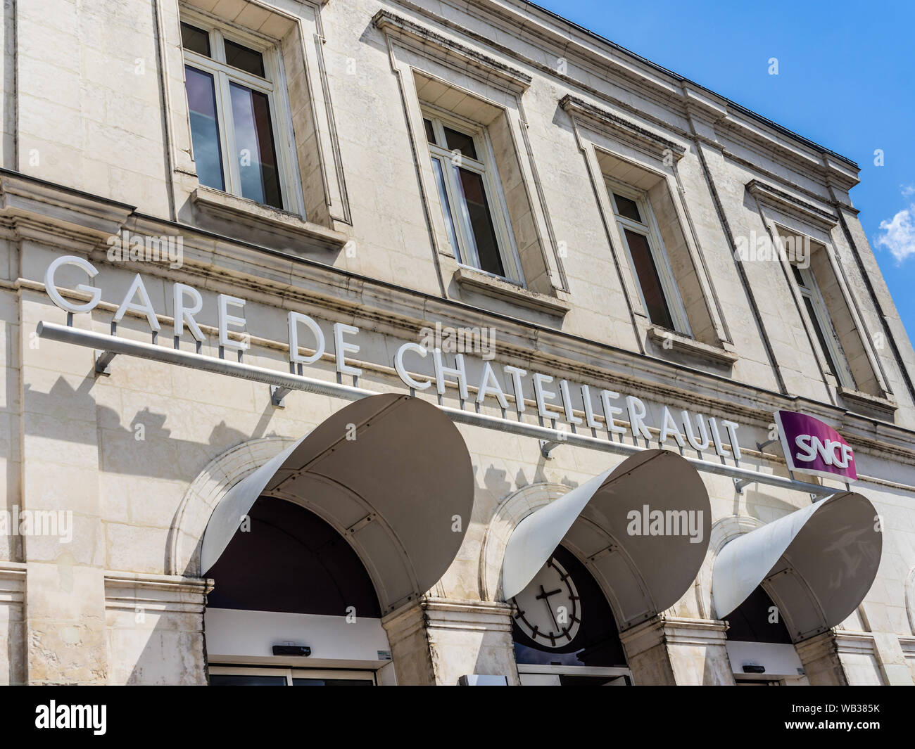 Nome e facciata della stazione ferroviaria, Chatellerault, Vienne, in Francia. Foto Stock
