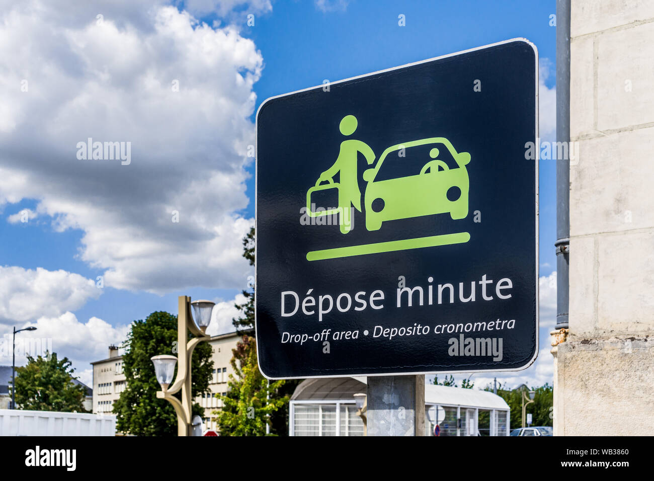 Segno che indica in attesa solo per pick-up / drop-off treno passeggeri - Chatellerault, Vienne, in Francia. Foto Stock