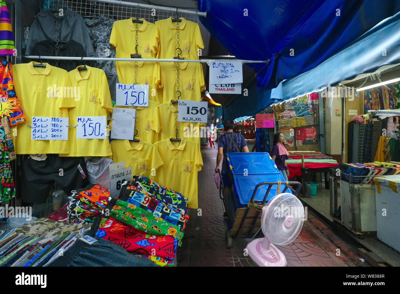 Magliette di colore giallo sulla vendita in Sampeng Lane, Chinatown, Bangkok, Thailandia, giallo che rappresenta la monarchia tailandese, le magliette sono consumati come un segno di rispetto Foto Stock Magliette di colore giallo sulla vendita in Sampeng Lane, Chinatown, Bangkok, Thailandia, giallo che rappresenta la monarchia tailandese, le magliette sono consumati come un segno di rispetto Foto Stock