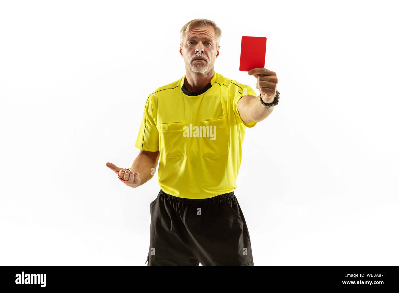 Torneo di calcio di calcio. vector realistico arbitro fischio, giallo,  palla cartellini rossi