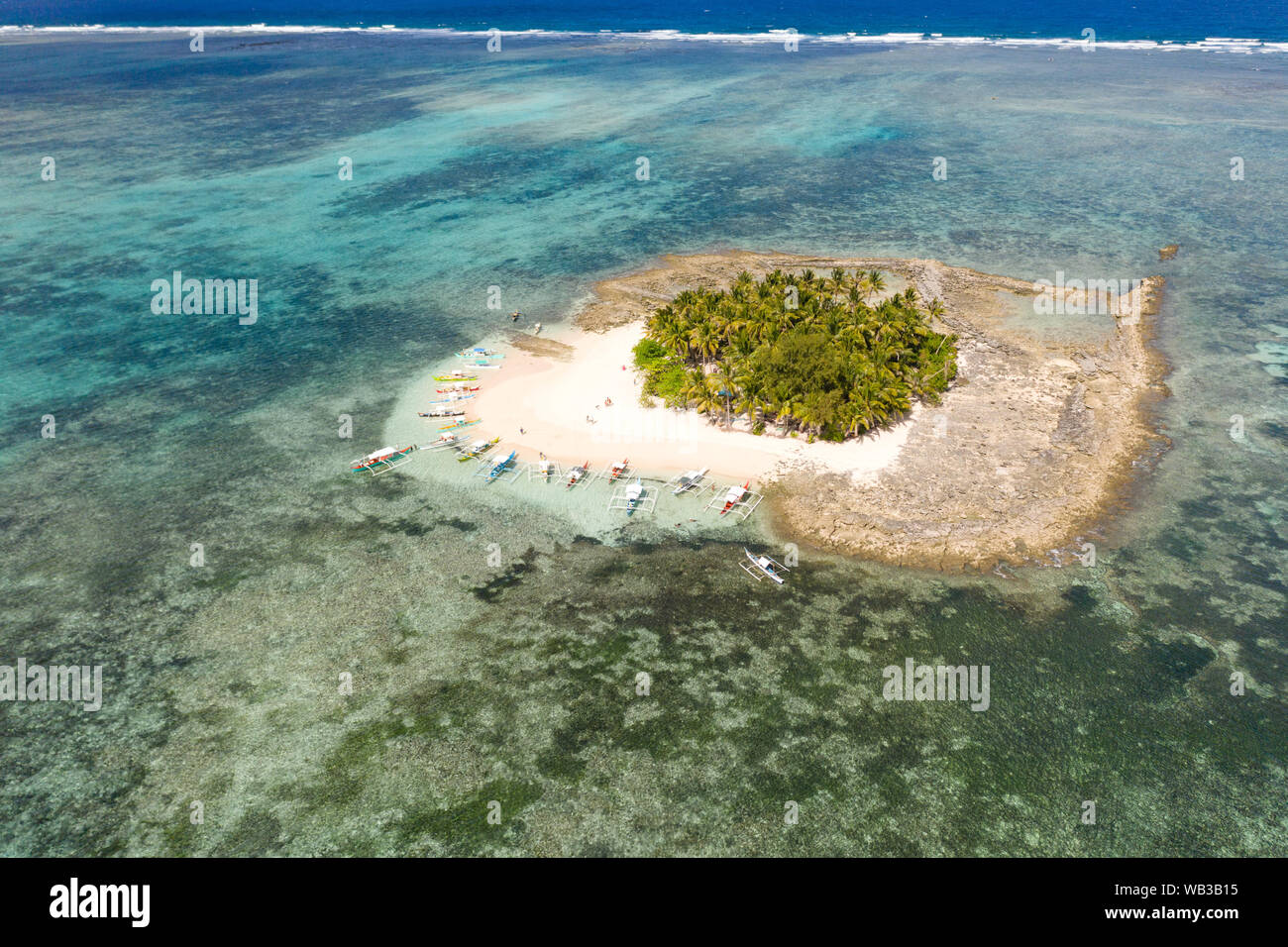 I turisti potrete rilassarvi su una piccola isola tropicale. Guyam isola, Siargao, Filippine. Seascape con una bellissima isola. Foto Stock
