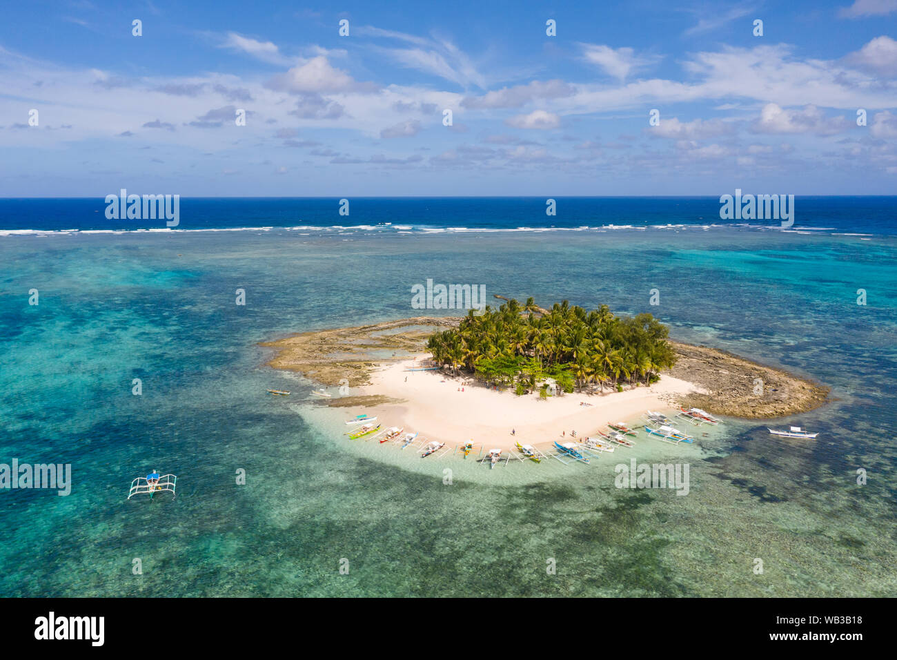 Guyam isola, Siargao, Filippine. Piccola isola con palme e una spiaggia di sabbia bianca. Isole Filippine. Foto Stock