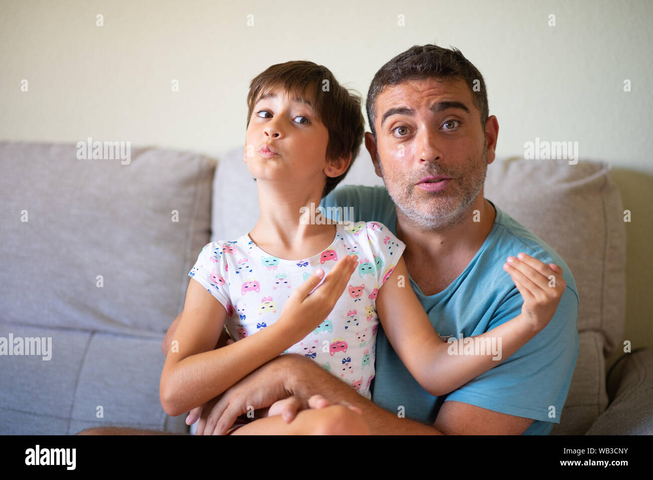 Poco carino figlia facendo il make-up per suo padre Foto Stock