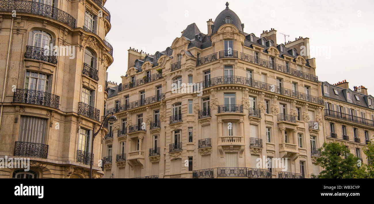 Torre Eiffel tra Parisian tenement old street alley e edifici, Parigi Foto Stock