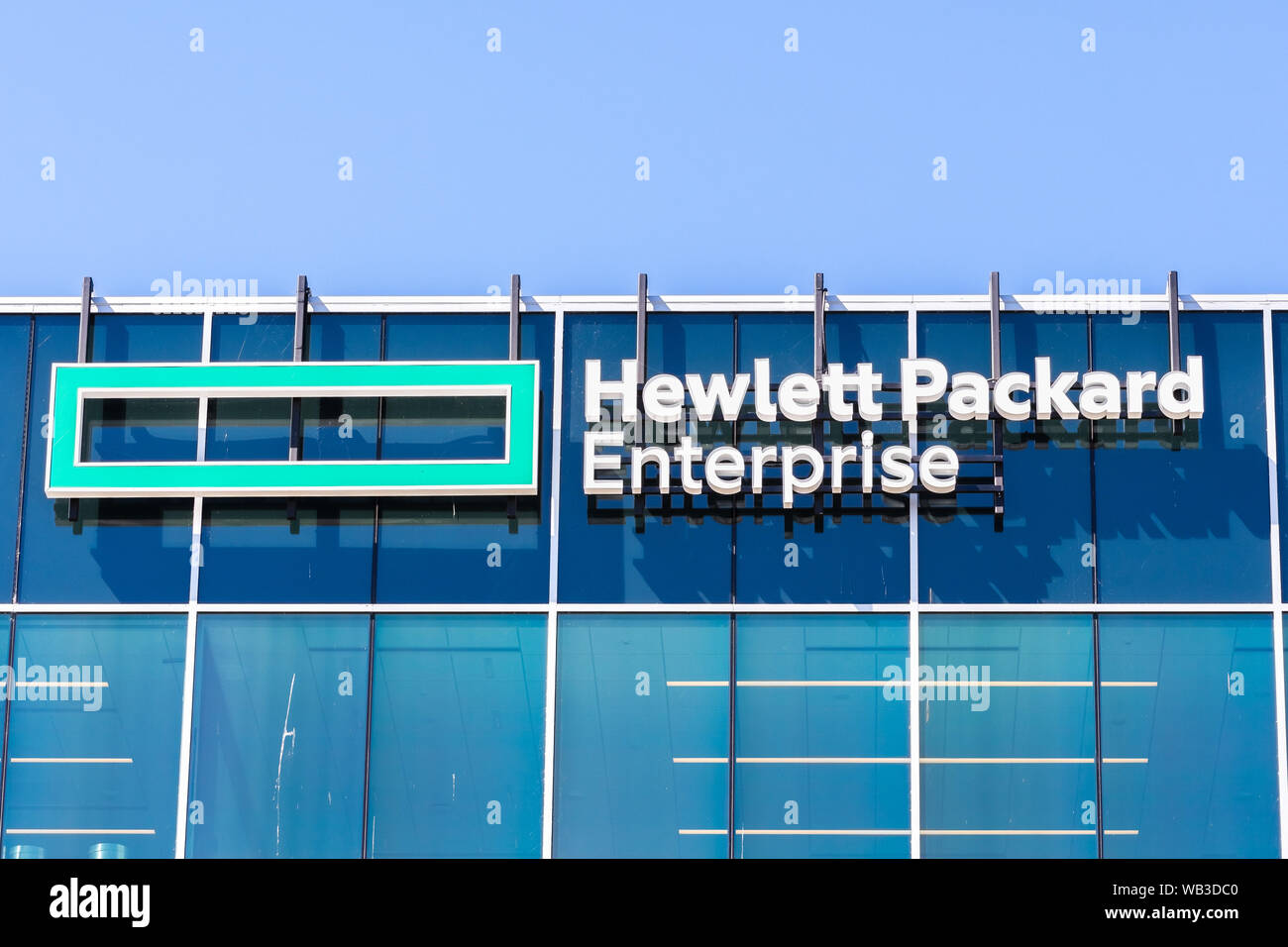 Aug 13, 2019 San Jose / CA / STATI UNITI D'AMERICA - Hewlett Packard Enterprise (HPE) un logo della società nuova sede aziendale si trova nella Silicon Valley; HPE è Foto Stock