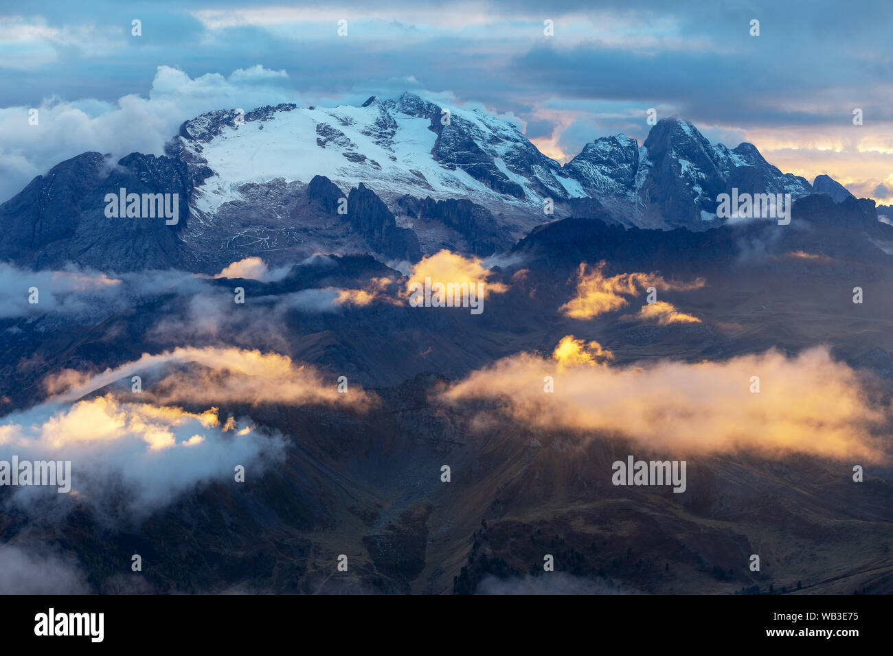 Marmolada massiccio montuoso al tramonto. Le Dolomiti Foto Stock