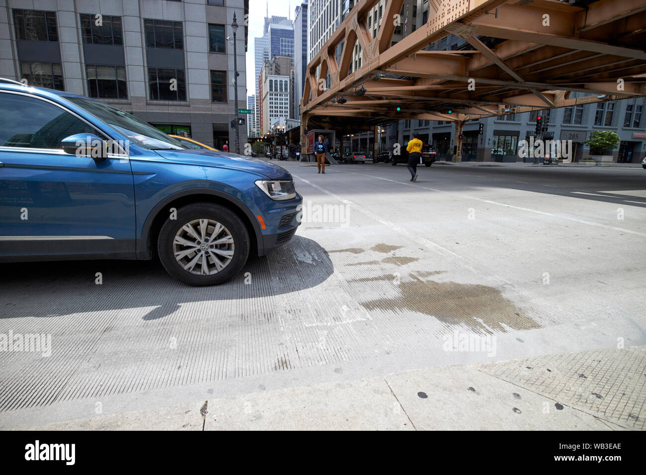 Le vetture si è fermato a crosswalk in downtown loop di chicago, illinois, Stati Uniti d'America Foto Stock