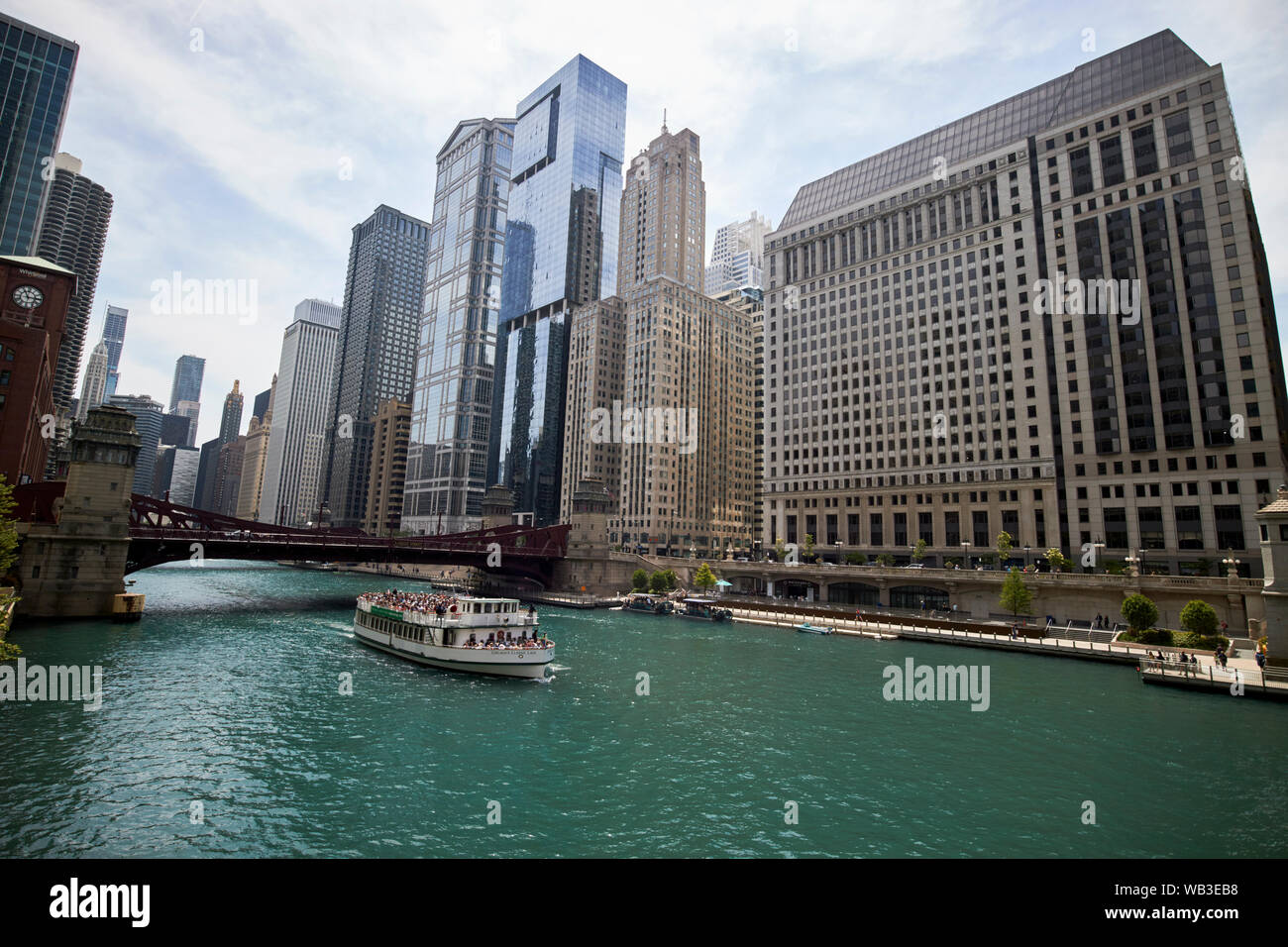 Vista lungo il fiume Chicago dai pozzetti street bridge di chicago, illinois, Stati Uniti d'America Foto Stock