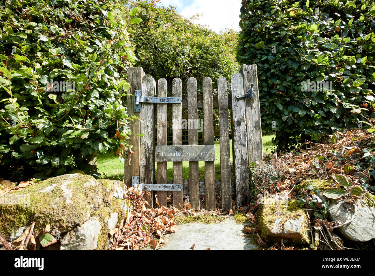 Piccolo cancello in legno ingresso alla proprietà privata nel parco nazionale del distretto dei laghi, England, Regno Unito Foto Stock