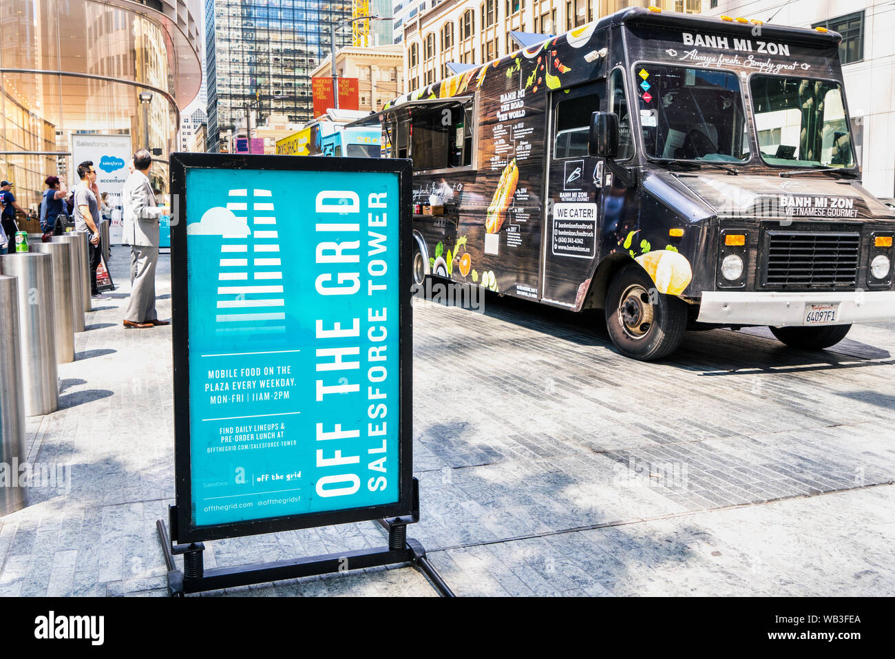 Agosto 21, 2019 San Francisco / CA / STATI UNITI D'AMERICA - disattiva la griglia mobile mercato alimentare di fronte a torre di Salesforce durante la pausa pranzo; Off la griglia è un mobile foo Foto Stock