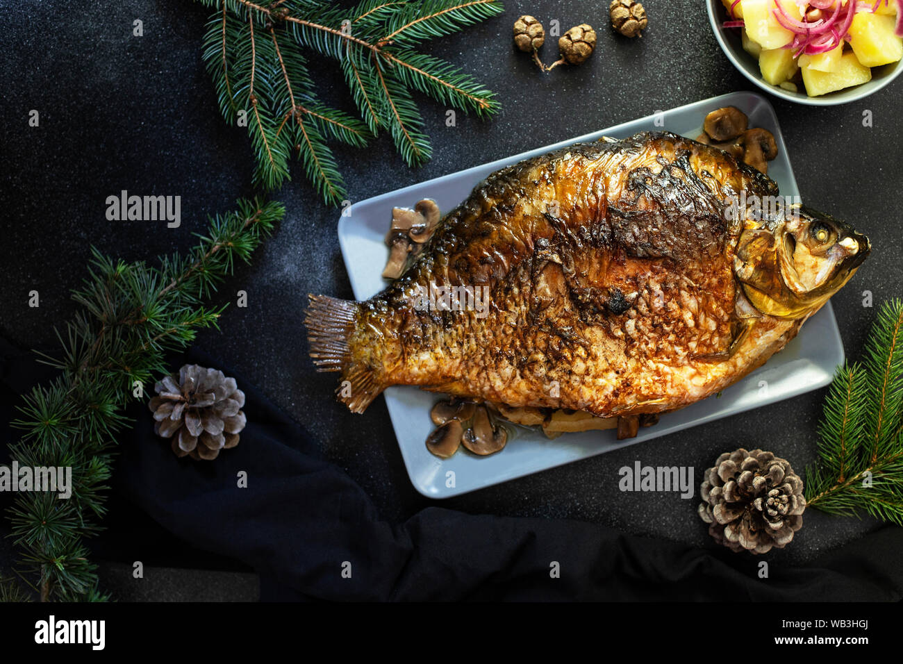 Natale Tutta La Carpa Al Forno Con I Funghi Servita Su Uno Sfondo Scuro Con Insalata