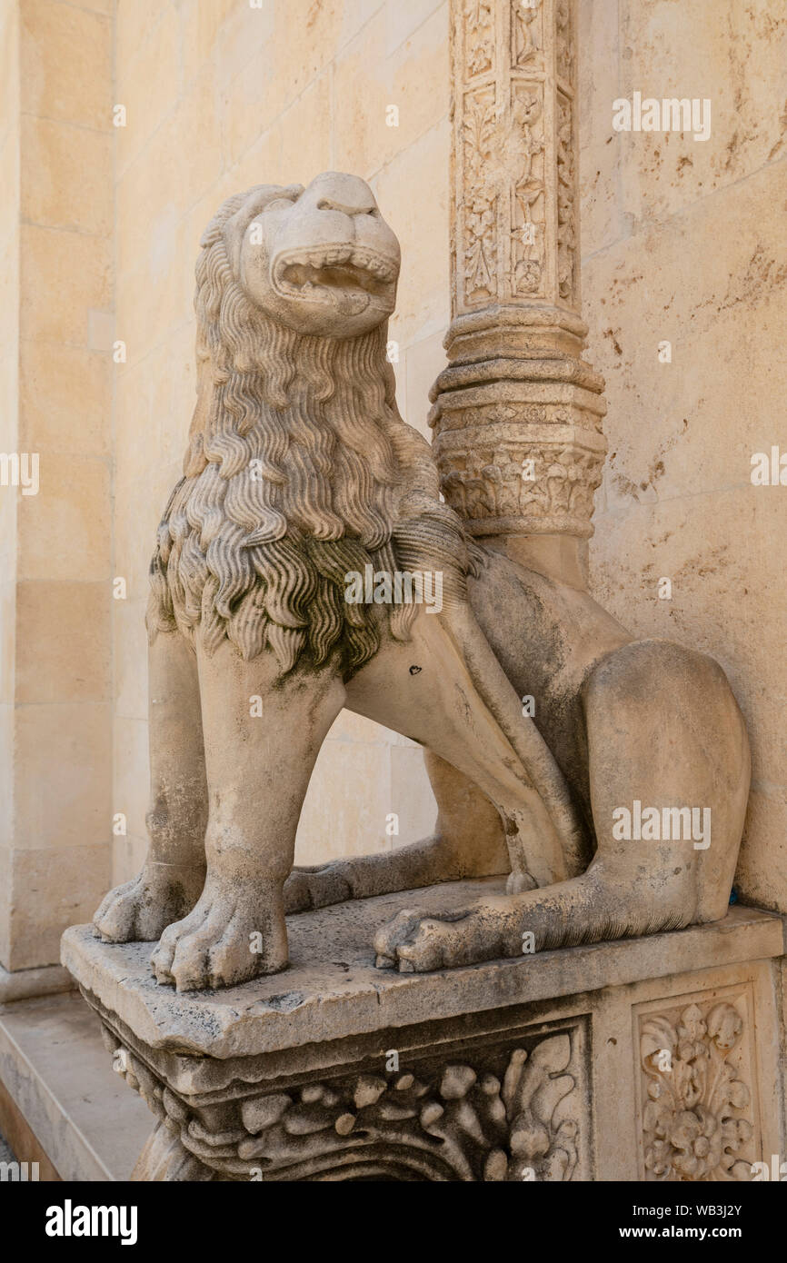 La Porta del Leone presso la Cattedrale di San Giacomo di Sibenik, Croazia, Europa Foto Stock