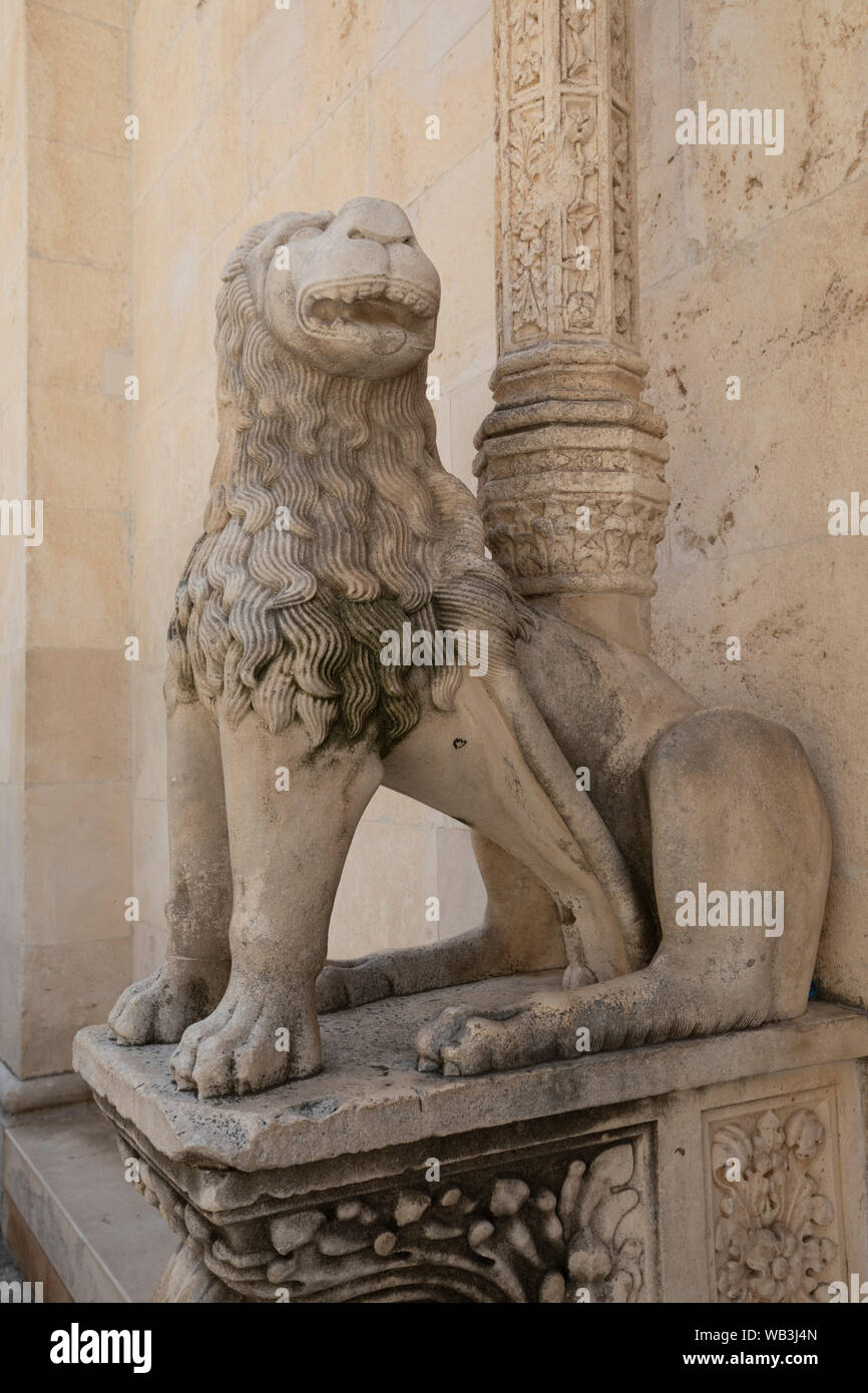 La Porta del Leone presso la Cattedrale di San Giacomo di Sibenik, Croazia, Europa Foto Stock
