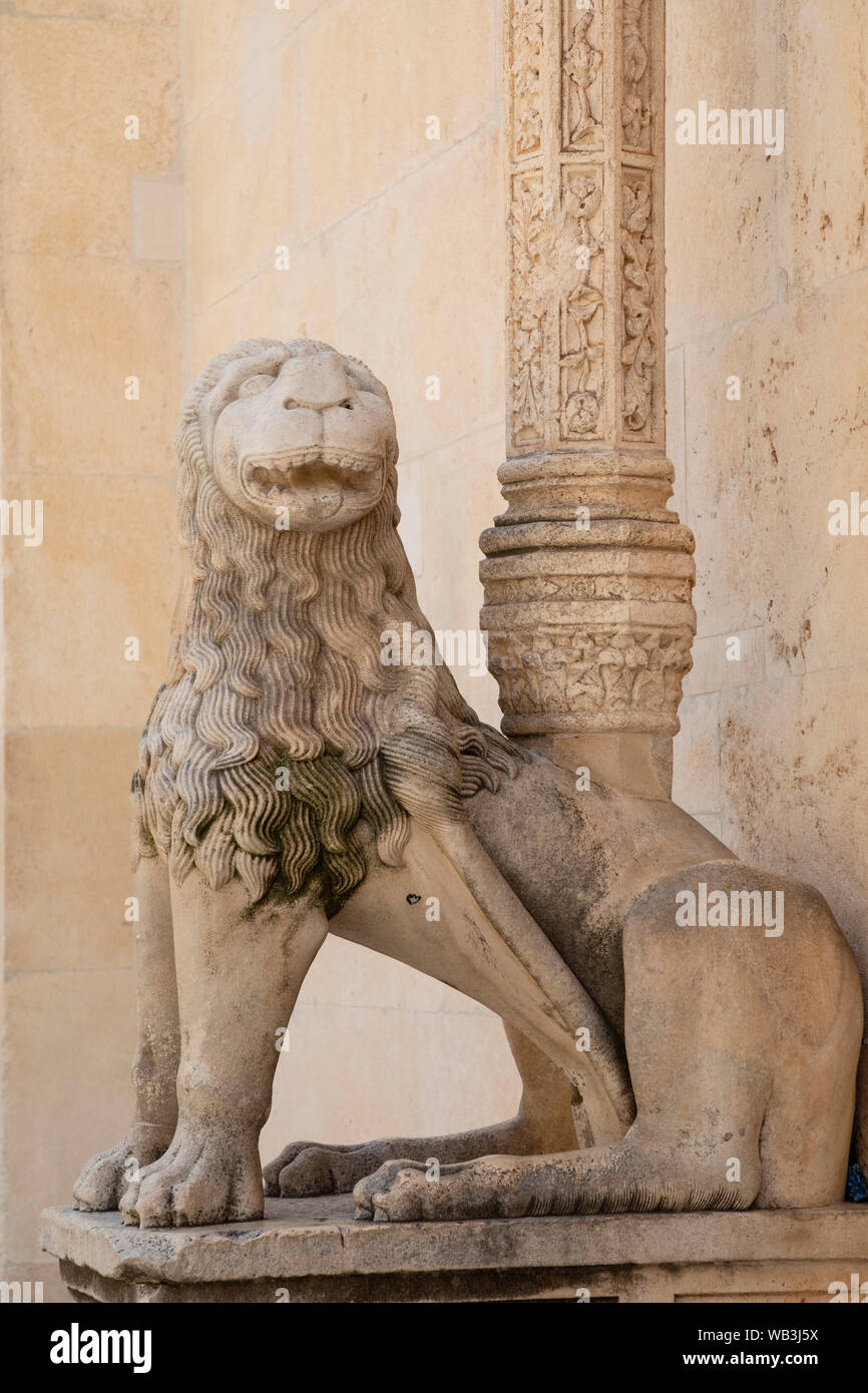 La Porta del Leone presso la Cattedrale di San Giacomo di Sibenik, Croazia, Europa Foto Stock