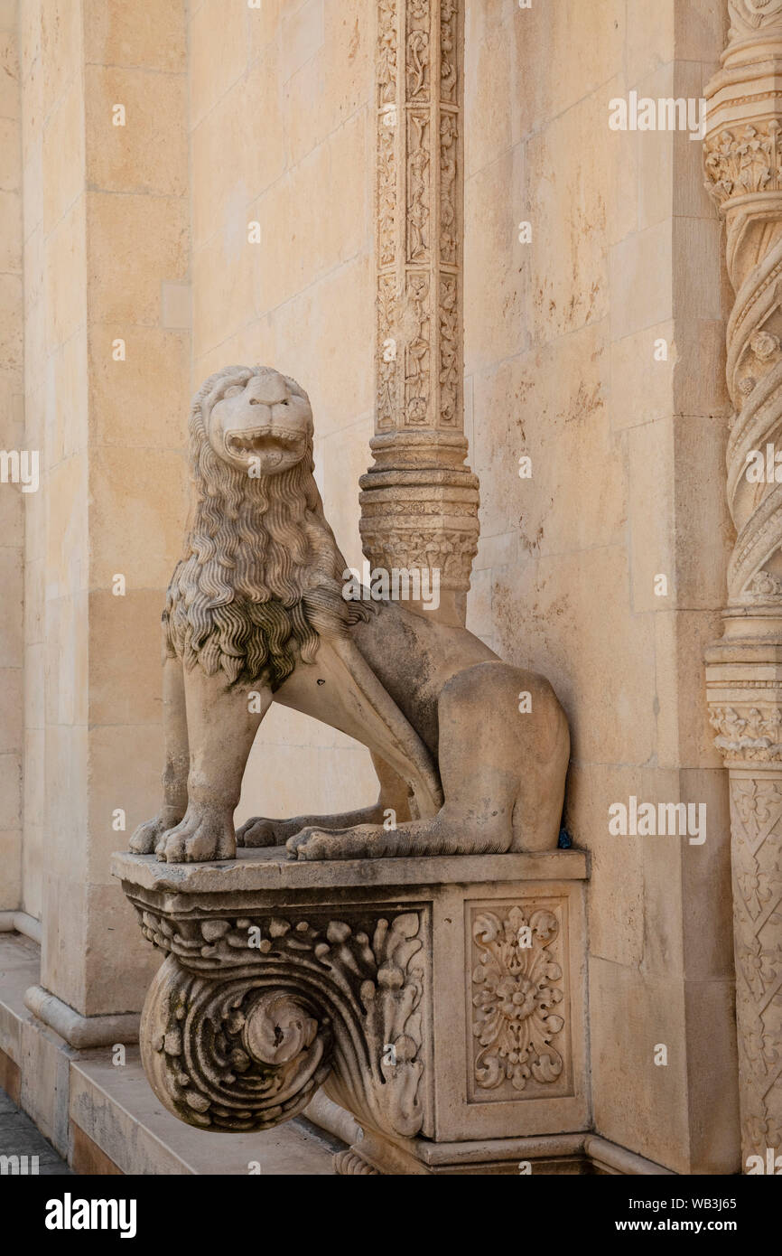 La Porta del Leone presso la Cattedrale di San Giacomo di Sibenik, Croazia, Europa Foto Stock