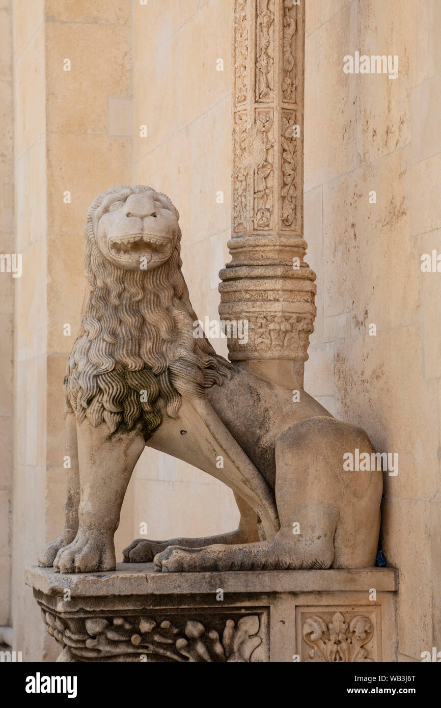 La Porta del Leone presso la Cattedrale di San Giacomo di Sibenik, Croazia, Europa Foto Stock