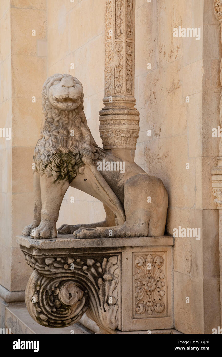 La Porta del Leone presso la Cattedrale di San Giacomo di Sibenik, Croazia, Europa Foto Stock