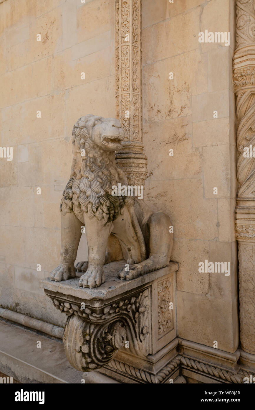 La Porta del Leone presso la Cattedrale di San Giacomo di Sibenik, Croazia, Europa Foto Stock