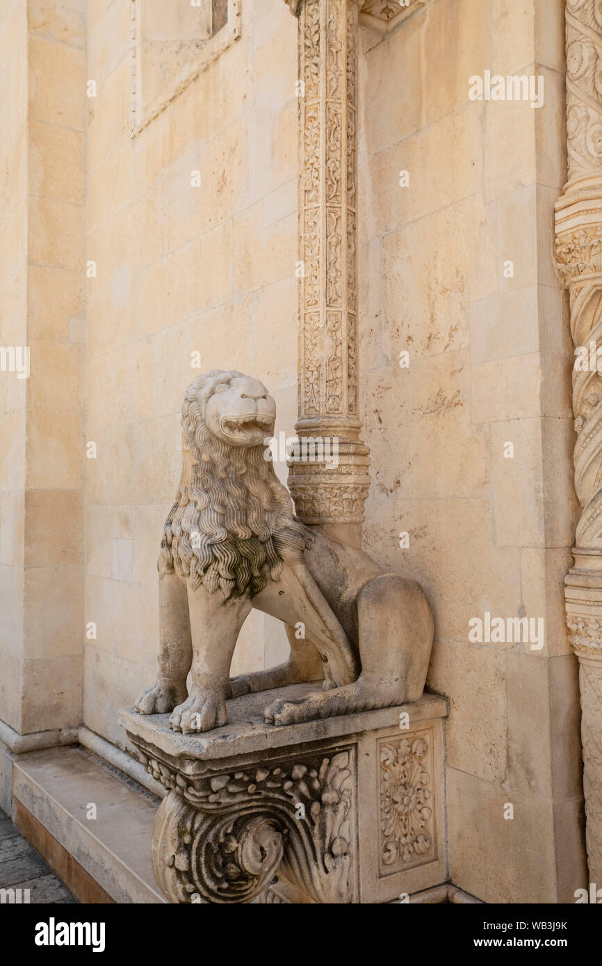 La Porta del Leone presso la Cattedrale di San Giacomo di Sibenik, Croazia, Europa Foto Stock