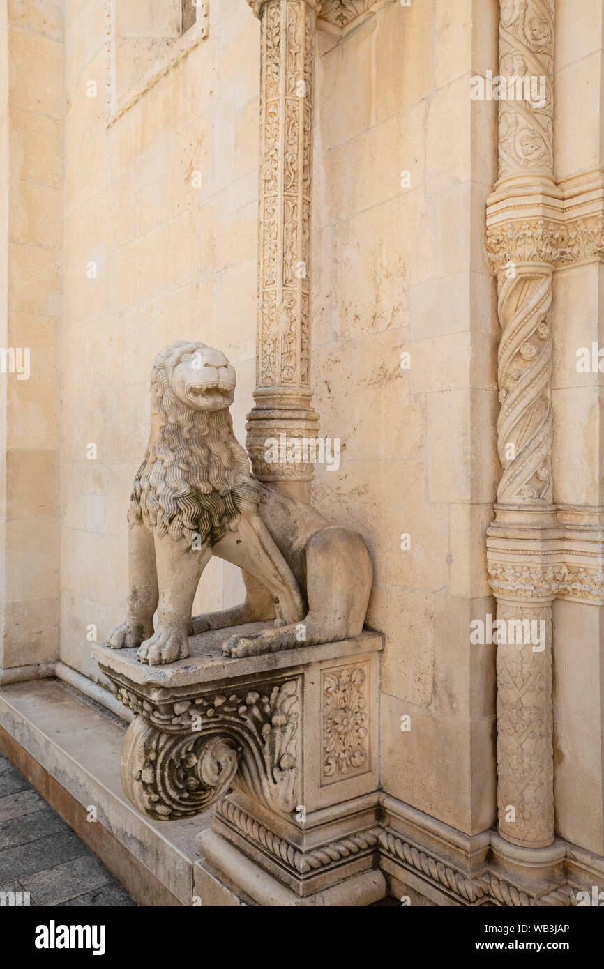 La Porta del Leone presso la Cattedrale di San Giacomo di Sibenik, Croazia, Europa Foto Stock