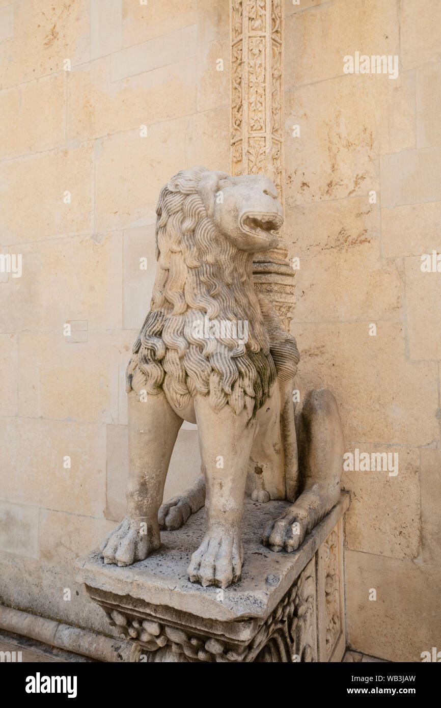 La Porta del Leone presso la Cattedrale di San Giacomo di Sibenik, Croazia, Europa Foto Stock