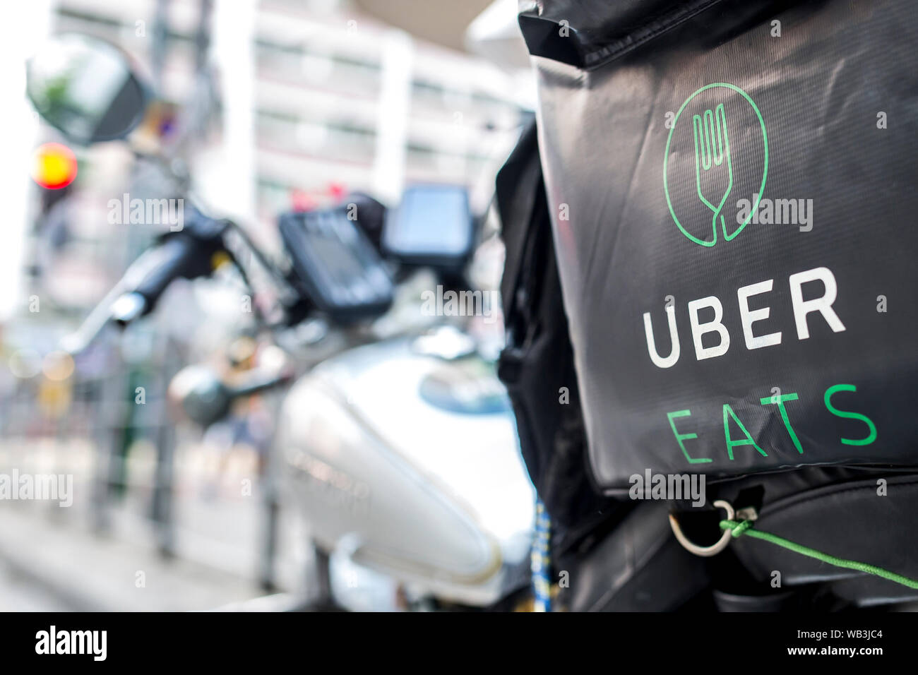 HONG KONG - Ottobre 18, 2017: Un Uber mangia la moto parcheggiata sul lato della strada. Foto Stock