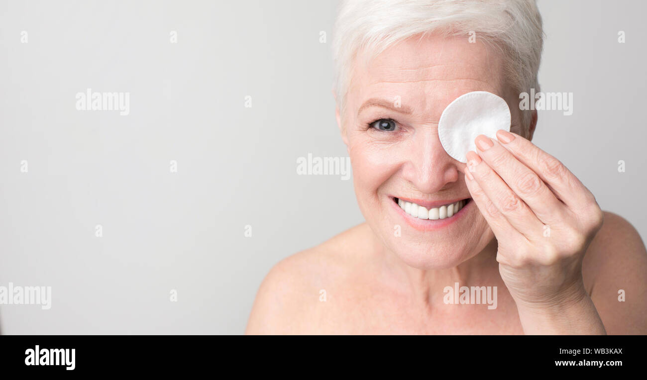 Ritratto di positivo donna senior con tampone di cotone Foto Stock