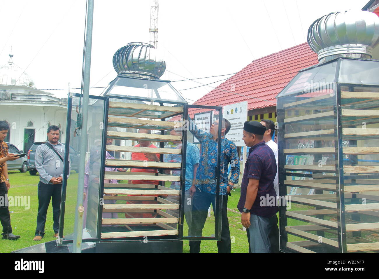 Meulboh, Indonesia. 23 Ago, 2019. Unsyiah regionale programma di partenariato (PKW) gli esperti cercano di pesce Tecnologia di essiccazione a Kuala Bubon, Aceh Barat in Meulboh.Questo è un programma eseguito dal Unsyiah ingegneria agricola con l'Università e governo distrettuale con il tema "L'applicazione di appropriate tecnologie agricole a Kuala Bubon, Aceh Barat verso Community-Based pesce nei centri di produzione di credito: SOPA Immagini limitata/Alamy Live News Foto Stock