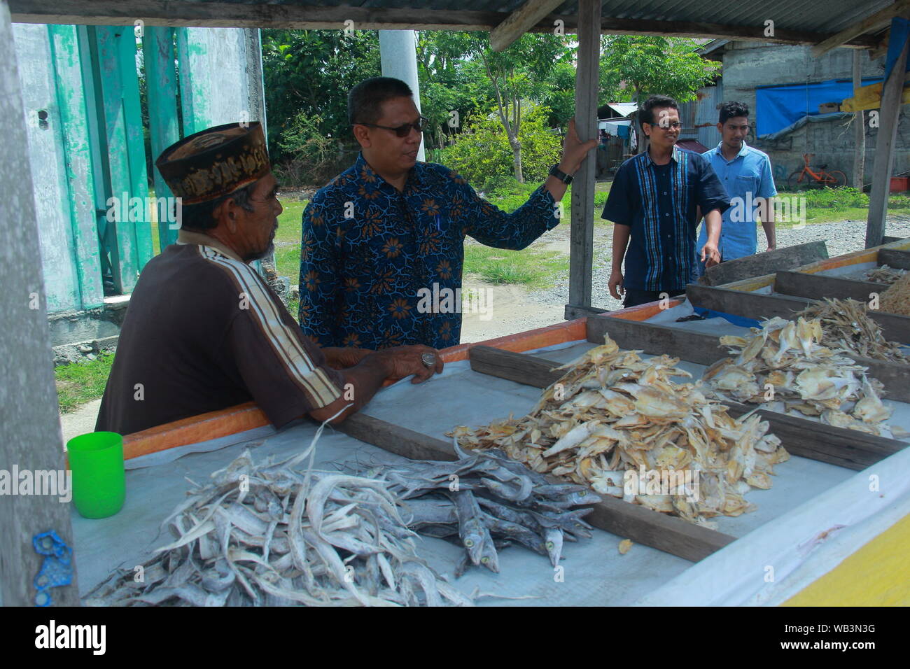 Meulboh, Indonesia. 23 Ago, 2019. Un pescivendolo con Unsyiah partenariato regionale gli esperti del programma a Kuala Bubon, Aceh Barat in Meulboh.Questo è un programma eseguito dal Unsyiah ingegneria agricola con l'Università e governo distrettuale con il tema "L'applicazione di appropriate tecnologie agricole a Kuala Bubon, Aceh Barat verso Community-Based pesce nei centri di produzione di credito: SOPA Immagini limitata/Alamy Live News Foto Stock