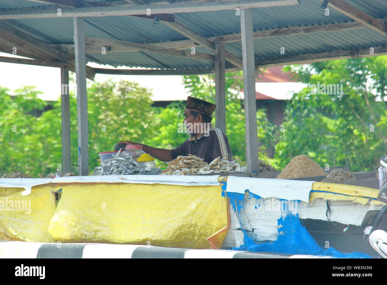 Meulboh, Indonesia. 23 Ago, 2019. Un pescivendolo a Kuala Bubon, Aceh Barat in Meulboh.Questo è un programma eseguito dal Unsyiah ingegneria agricola con l'Università e governo distrettuale con il tema "L'applicazione di appropriate tecnologie agricole a Kuala Bubon, Aceh Barat verso Community-Based pesce nei centri di produzione di credito: SOPA Immagini limitata/Alamy Live News Foto Stock